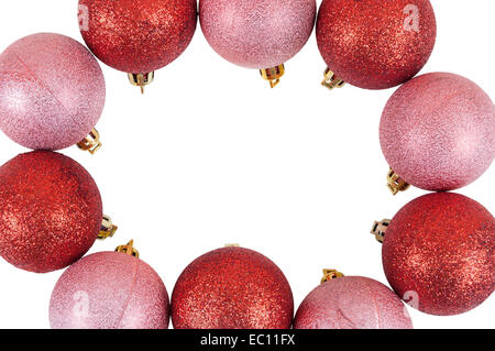 Cornice in rosso e rosa Christmas baubles isolato su sfondo bianco con tracciato di ritaglio Foto Stock