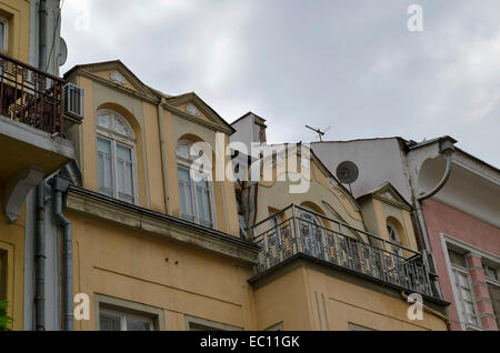 Vecchia casa con facciata interessante. Deve essere ristrutturare. Città di Plovdiv, Bulgaria Foto Stock