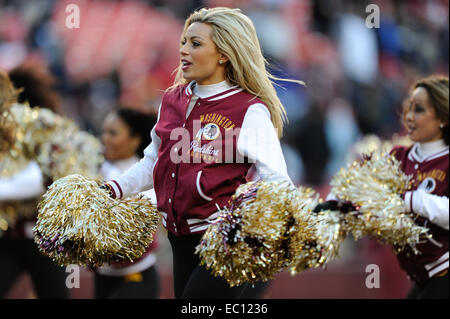 Landover, Maryland, Stati Uniti d'America. 07 dic 2014. Un Washington Redskins cheerleader compie durante il match tra il San Louis Rams e Washington Redskins a FedEx in campo Landover, MD. Credito: Cal Sport Media/Alamy Live News Foto Stock
