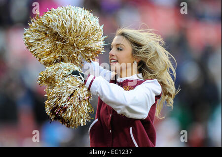 Landover, Maryland, Stati Uniti d'America. 07 dic 2014. Un Washington Redskins cheerleader compie durante il match tra il San Louis Rams e Washington Redskins a FedEx in campo Landover, MD. Credito: Cal Sport Media/Alamy Live News Foto Stock
