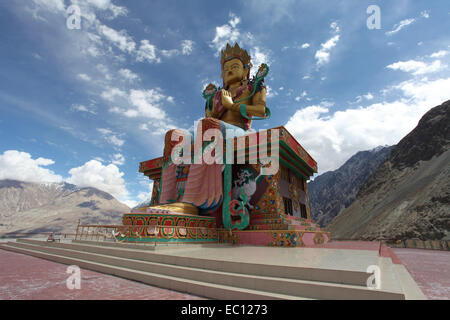 Maitreya Buddha sotto Diskit monastero nella Valle di Nubra regione del Ladakh che è stato costruito per affrontare il Pakistan Foto Stock