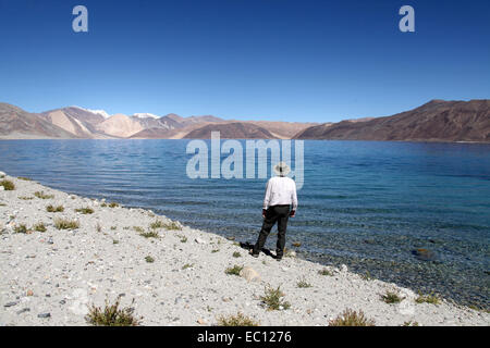 Turistico a Pangong Tso Lago in Ladakh Foto Stock