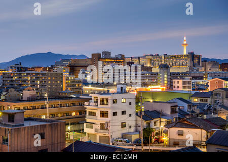 Kyoto, Giappone skyline della città con edifici di appartamenti. Foto Stock