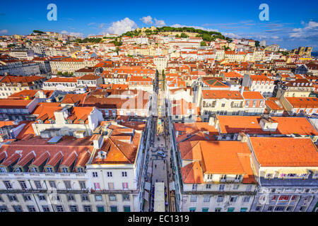 Lisbona, Portogallo skyline della città su Santa Justa Rua. Foto Stock