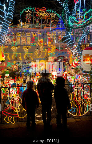 Alex Goodhind natale decorazione casa in Melksham,Wiltshire,UK.200.000 luci illuminano la proprietà ogni xmas.a Foto Stock