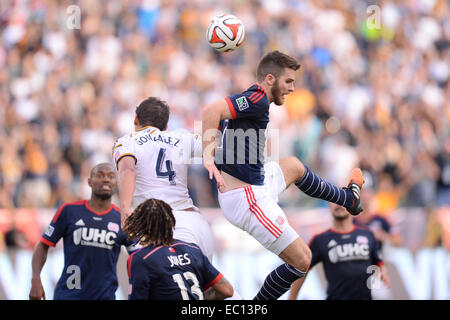 Carson, California, Stati Uniti d'America. 07 dic 2014. Los Angeles Galaxy defender Omar Gonzalez (4) e il New England Revolution in avanti Patrick Mullins (7) andare fino ad una testata durante la MLS Cup finale tra la galassia di Los Angeles e il New England rivoluzione nel fuso a snodo mozzo Center di Carson, CA. Il Galaxy ha vinto 2-1 in tempo extra. Credito: Cal Sport Media/Alamy Live News Foto Stock