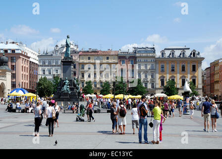La città vecchia di Cracovia in Polonia con turisti sul mercato. Foto Stock