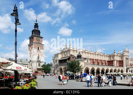 La città vecchia di Cracovia in Polonia con della torre del Municipio e il panno Hall. Foto Stock