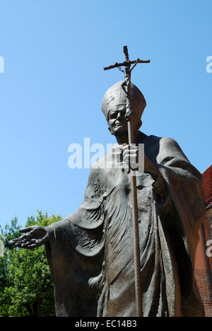 Monumento al Papa polacco Giovanni Paolo Secondo il Wawel di Cracovia in Polonia. Foto Stock