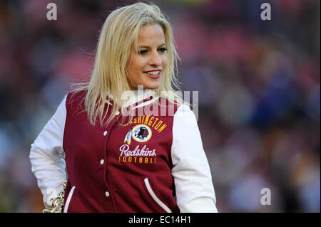Landover, Maryland, Stati Uniti d'America. 07 dic 2014. Un Washington Redskins cheerleader compie durante il match tra il San Louis Rams e Washington Redskins a FedEx in campo Landover, MD. Credito: Cal Sport Media/Alamy Live News Foto Stock