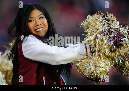 Landover, Maryland, Stati Uniti d'America. 07 dic 2014. Un Washington Redskins cheerleader compie durante il match tra il San Louis Rams e Washington Redskins a FedEx in campo Landover, MD. Credito: Cal Sport Media/Alamy Live News Foto Stock