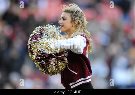 Landover, Maryland, Stati Uniti d'America. 07 dic 2014. Un Washington Redskins cheerleader compie durante il match tra il San Louis Rams e Washington Redskins a FedEx in campo Landover, MD. Credito: Cal Sport Media/Alamy Live News Foto Stock