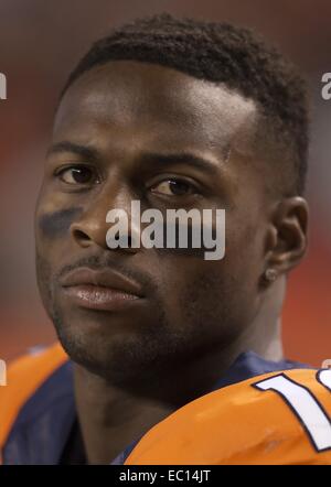 Denver, Colorado, Stati Uniti d'America. Il 7 dicembre, 2014. Broncos WR EMMANUEL SANDERS guarda dal margine dopo aver preso un colpo alla testa da fatture DE JERRY HUGHES durante la 2a. Mezza a autorità sportive Field at Mile High domenica pomeriggio. I Broncos battere le bollette 24-17. Credito: Hector Acevedo/ZUMA filo/Alamy Live News Foto Stock