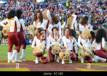 Landover, Maryland, Stati Uniti d'America. 07 dic 2014. Washington cheerleaders pellerossa allegria durante il match tra il San Louis Rams e Washington Redskins a FedEx in campo Landover, MD. Credito: Cal Sport Media/Alamy Live News Foto Stock