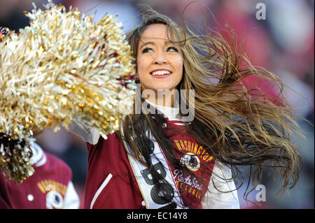 Landover, Maryland, Stati Uniti d'America. 07 dic 2014. Un Washington Redskins cheerleader compie durante il match tra il San Louis Rams e Washington Redskins a FedEx in campo Landover, MD. Credito: Cal Sport Media/Alamy Live News Foto Stock