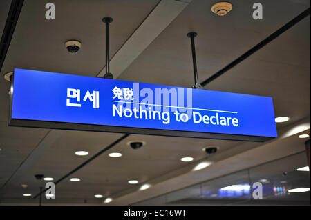 Incheon, Jung distretto, Corea del Sud - Luglio 1, 2013: un cartello con la dicitura "niente da dichiarare" al checkpoint della dogana, Incheon Inter Foto Stock