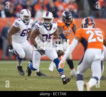 Denver, Colorado, Stati Uniti d'America. Il 7 dicembre, 2014. Fatture RB BRYCE BROWN, centro corre per yardage durante la 2a. Mezza a autorità sportive Field at Mile High domenica pomeriggio. I Broncos battere le bollette 24-17. Credito: Hector Acevedo/ZUMA filo/Alamy Live News Foto Stock