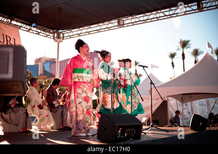 Interpreti donne vestite nel tradizionale festa giapponese usura (yukata) cantare di scena a Las Vegas Akimatsuri festival, Ott Foto Stock