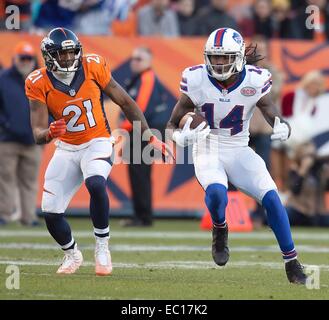 Denver, Colorado, Stati Uniti d'America. Il 7 dicembre, 2014. Fatture WR SAMMY WATKINS, destro corre per yardage dopo un fermo durante la 2a. Mezza a autorità sportive Field at Mile High domenica pomeriggio. I Broncos battere le bollette 24-17. Credito: Hector Acevedo/ZUMA filo/Alamy Live News Foto Stock