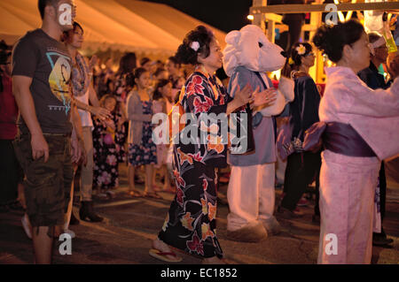 I partecipanti al festival ballando durante il Bon danza di Odori al Las Vegas Akimatsuri, 25 ottobre 2014. I ballerini di danza attorno al Foto Stock