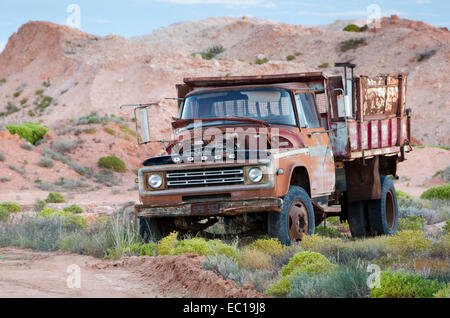 Abbandonato il carrello, miniere di opali, Coober Pedy, Sud Australia Foto Stock