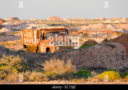 Abbandonato il carrello, miniere di opali, Coober Pedy, Sud Australia Foto Stock