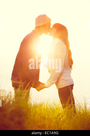 Coppia giovane in amore, Kissing al tramonto Foto Stock