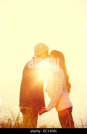 Coppia giovane in amore, Kissing al tramonto Foto Stock