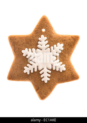 Gingerbread a forma di stella cookie con fiocco di neve e ghiaccio isolato su sfondo bianco natale tradizionale cibo dolce Foto Stock