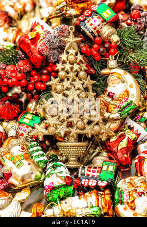 Golden albero di natale con baubles, giocattoli e ornamenti colorati Foto Stock