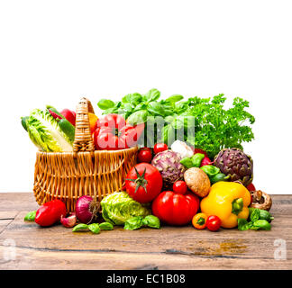 La verdura fresca e le erbe in un carrello a crudo ingredienti alimentari Foto Stock