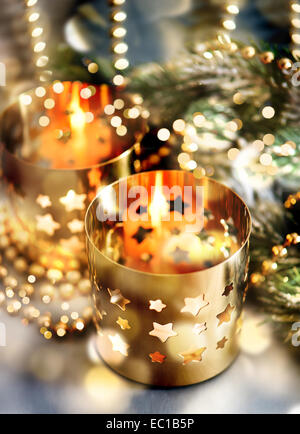 Decorazione natalizia con candele accese, lanterne e golden lights. dark progettato foto Foto Stock