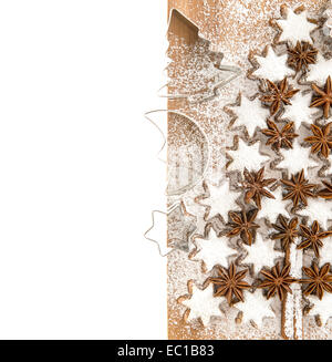 Stelle di cannella e cookie cutters su bianco Natale sfondo alimentare Foto Stock
