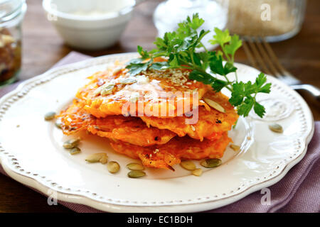 Frittelle di zucca sulla piastra, cibo Foto Stock