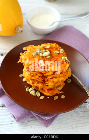 Frittelle di zucca su sfondo di legno, cibo sano Foto Stock