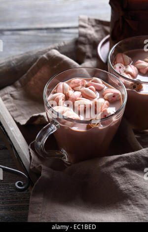 Due tazze di cioccolata calda, bevanda di natale Foto Stock