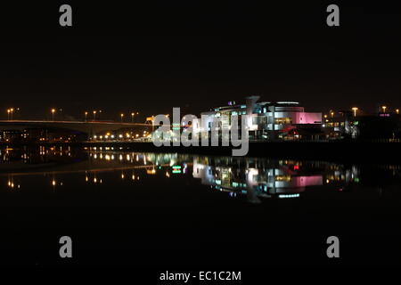 Kingston Bridge M8 sul fiume Clyde di notte Glasgow Scozia Dicembre 2014 Foto Stock
