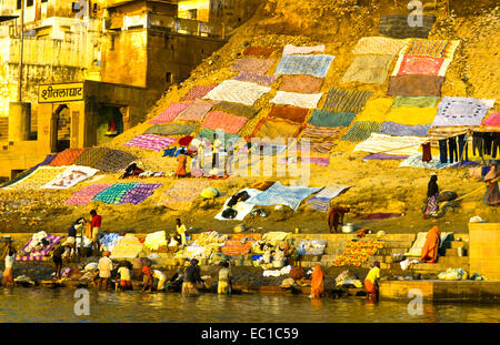 Luogo di lavaggio in corrispondenza del fiume Gange a varanasi in India Foto Stock