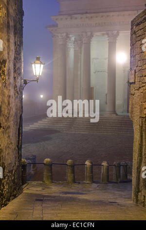 Serata di nebbia San Marino, Italia Foto Stock