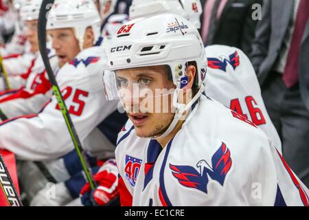 Raleigh, North Carolina, Stati Uniti d'America. 4 Dic 2014. Washington centro capitelli Jay Beagle (83) durante il gioco NHL tra capitali di Washington e Carolina Hurricanes al PNC Arena. Capitali di Washington ha sconfitto la Carolina Hurricanes 2-1. © Andy Martin Jr./ZUMA filo/Alamy Live News Foto Stock