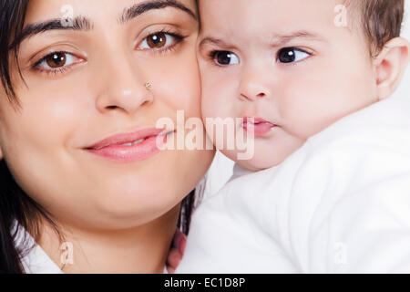 Indian madre cura il suo bambino Foto Stock