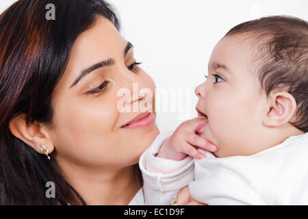 Indian madre cura il suo bambino Foto Stock