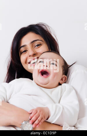 Indian madre cura il suo bambino Foto Stock