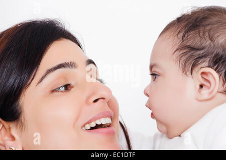 Indian madre cura il suo bambino Foto Stock