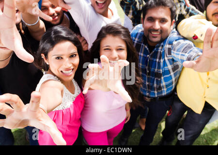 Gruppo indiano folla park godetevi Foto Stock