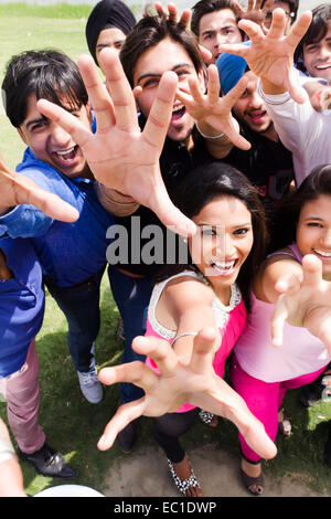 Gruppo indiano folla park godetevi Foto Stock