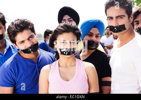 Alcuni amici indiani gruppo folle bendaggio adesivo Foto Stock