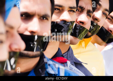 Alcuni amici indiani gruppo folle bendaggio adesivo Foto Stock