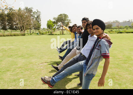 Gruppo indiano amici godere del parco Foto Stock