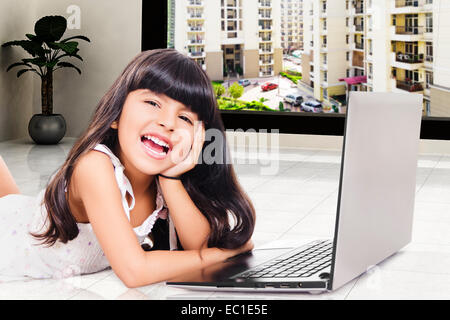 Indian bel bambino Laptop Foto Stock